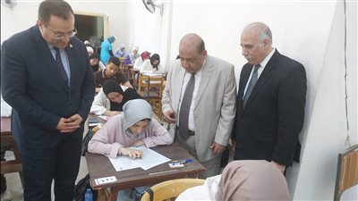 نائب رئيس جامعة القاهرة يتفقد لجان امتحانات الفصل الدراسي الثاني (صور)