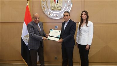 وزير الكهرباء يسلم شهادات تأهيل 4 مشروعات لإنتاج الطاقة المتجددة 