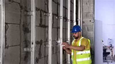 وزارة العمل: عمال مصريون استلموا عملهم في شركة مقاولات إماراتية (صور) 