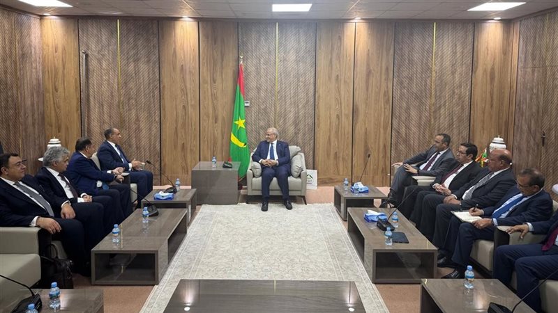 وزير الخارجية مع