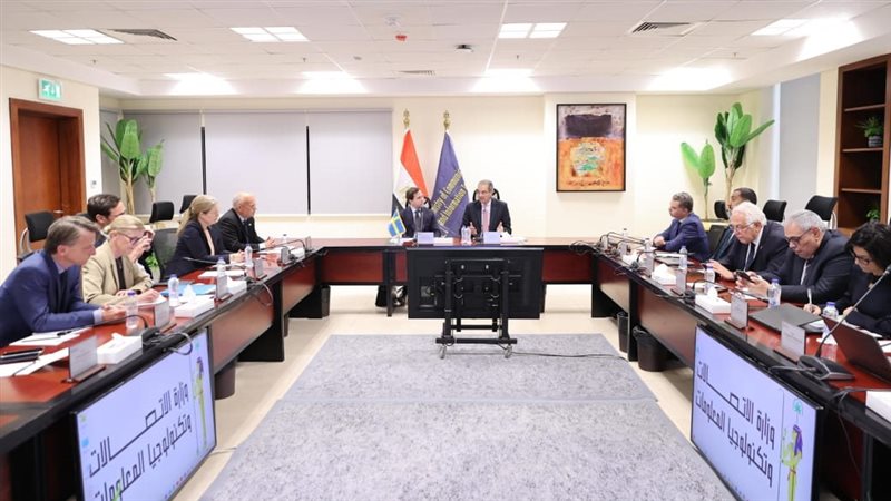وزير الاتصالات خلال