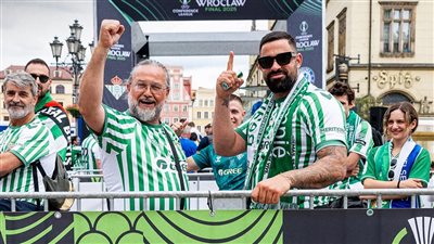 جماهير تشيلسي وريال بيتيس تتوافد على ملعب نهائي دوري المؤتمر الأوروبي (صور)