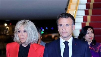 ابتعد أيها الفاشل، قارئة شفاة تكشف سر صفع ماكرون على الطائرة 