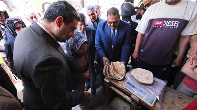 محافظ دمياط يتفقد المخبز الآلي بقرية البراشية