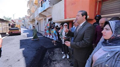 محافظ دمياط يتابع أعمال الرصف بقرية الوسطاني ويشدد على رفع القمامة