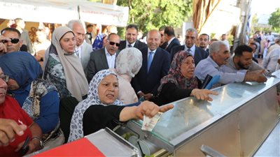 محافظ القاهرة يتفقد معرض أهلا بالعيد بالأميرية 