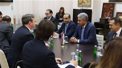 وزير السياحة يستعرض جهود تنظيم المعارض الأثرية الخارجية