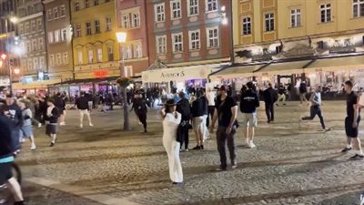 بالكراسي والطوب، اشتباكات عنيفة بين الجماهير قبل مباراة تشيلسي وريال بيتيس بساعات (فيديو) 