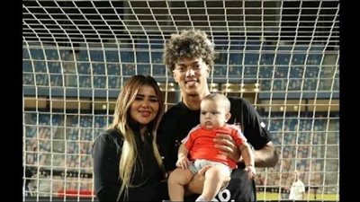 زوجة إمام عاشور وابنته في مدرجات استاد القاهرة بمباراة الأهلي وفاركو (فيديو)