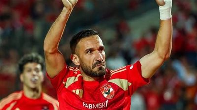 علي معلول يودع جماهير الأهلي بالبكاء 