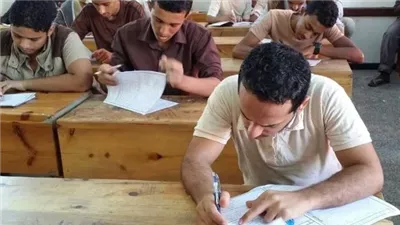 أبرز مشاهد امتحانات الدبلومات الفنية اليوم.. تداول الأسئلة على التليجرام.. جمع قطيع ومفرد الموارد تحير الطلاب.. وحريق في لجنة بسوهاج 