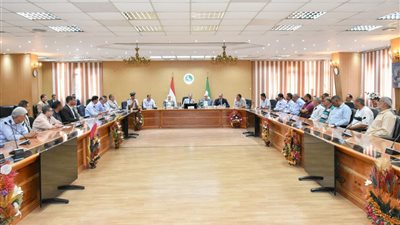 محافظ الشرقية يناقش سبل الارتقاء بمستوى الخدمات المقدمة للمواطنين