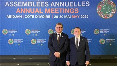 محافظ المركزي يهنئ خالد شريف لانتخابه مديرا تنفيذيا ببنك التنمية الأفريقي 