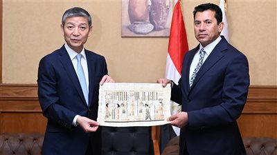 وزير الشباب يبحث مع السفير الصيني تبادل الخبرات في إدارة المنشآت الرياضية