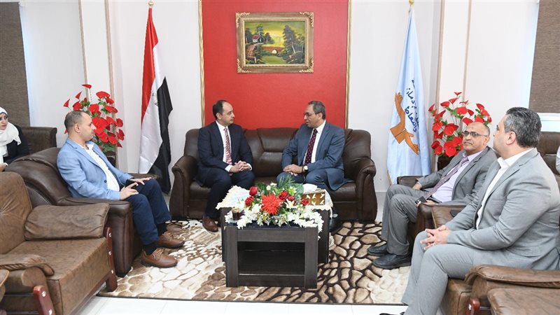 اجتماع محافظ قنا