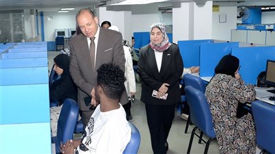 رئيس جامعة المنصورة يواصل جولاته لتفقد الامتحانات (صور) 