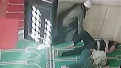 فيديو سرقة هاتف محمول من داخل مسجد في المنيا يثير غضب رواد السوشيال ميديا
