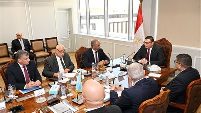 وزير الإسكان يتابع منظومة الصرف الصحي بقرية الكرور بأسوان 