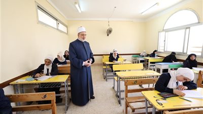 وكيل الأزهر يتفقد لجان الثانوية ويشدد على منع الهواتف والأجهزة الإلكترونية (صور)