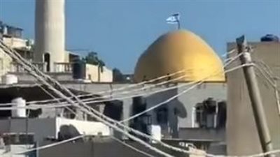 بعد اقتحامه، جنود الاحتلال يرفعون العلم الإسرائيلي فوق مسجد بالضفة الغربية (فيديو)