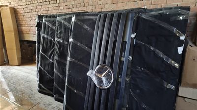 ضبط كيان صناعي لإنتاج إكسـسورات سيارات مغشوشة ومقلدة لكبرى العلامات التجارية بالمنوفية (صور)