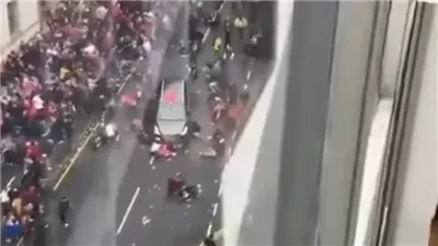 التهم الموجهة لقائد السيارة الذي دهس حشدا لجماهير ليفربول أثناء احتفالهم بالدوري