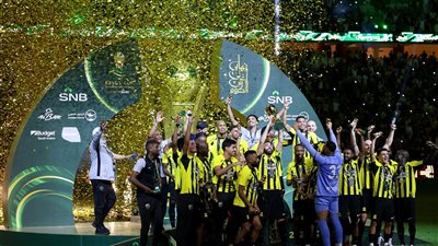 شاهد، لحظة تسلم اتحاد جدة كأس خادم الحرمين