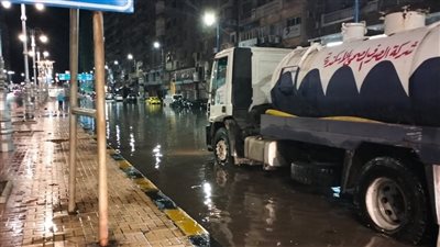 انتشار سيارات الصرف الصحي بشوارع الإسكندرية لرفع تراكمات مياه الأمطار (صور) 