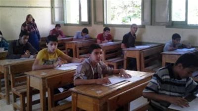 طلاب الشهادة الإعدادية بالفيوم يؤدون اليوم امتحان العربي والدين بنظام البوكليت