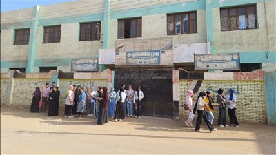 بالملازم، تجمع طلاب الشهادة الإعدادية أمام اللجان في الدقهلية قبل بدء الامتحان (بث مياشر)