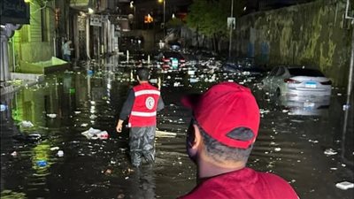الهلال الأحمر المصري يدفع بفرق الاستجابة للسيول لسحب السيارات وإنقاذ العالقين بالإسكندرية