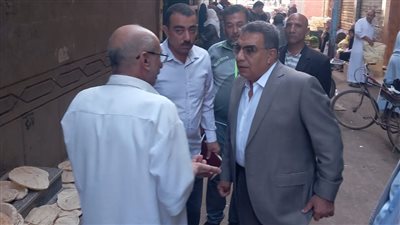 ماذا اكتشف محافظ الدقهلية في جولته المفاجئة على المخابز؟ (صور)