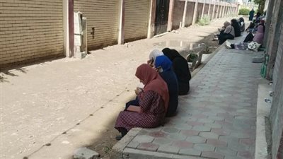 أولياء أمور طلاب الشهادة الإعدادية يفترشون الأرصفة أمام لجان الإسكندرية (صور) 