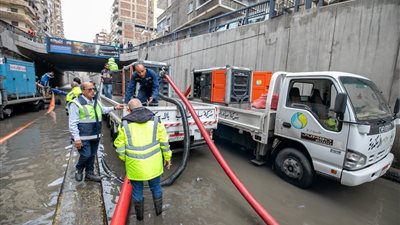 استمرار جهود سحب تجمعات مياه الأمطار شرقي الإسكندرية 