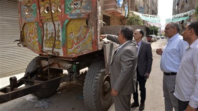 التحفظ على جرار بمقطورة لإلقائه مخلفات هدم بالطريق العام فى الدقهلية (صور)