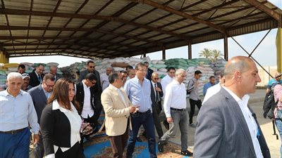 وزير الزراعة ومحافظ الشرقية ورئيس البنك الزراعي يتابعون أعمال تسليم القمح بشون العزيزية