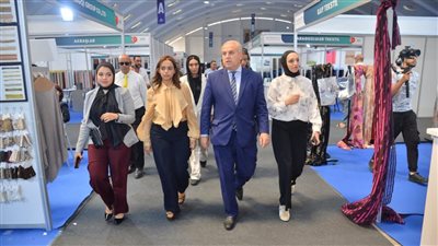 السفير المصري بالمغرب يتفقد المعرض الدولي للنسيج والموضة بالدار البيضاء 