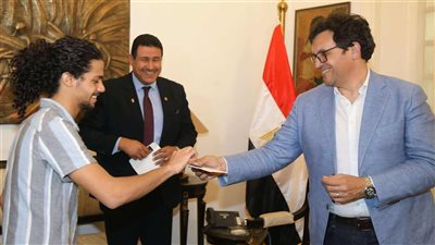 وزير الثقافة يُسلم بطاقات مبادرة “أهلًا وسهلًا بالطلبة” لأوائل المشتركين 