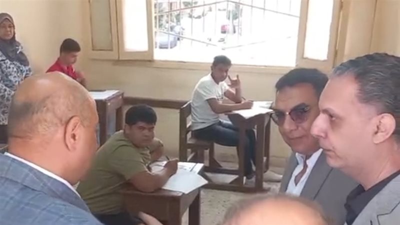 محافظ الدقهلية بمدرسة