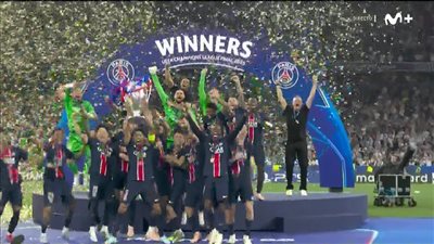 لحظة تتويج باريس سان جيرمان بدوري أبطال أوروبا (فيديو)