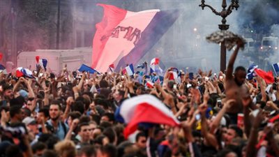 احتفالات عارمة في شوارع باريس بعد تتويج سان جيرمان بدوري أبطال أوروبا (فيديو)