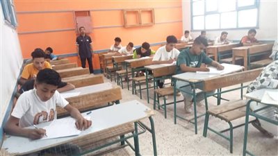 إلغاء امتحان طالبين والخصم للملاحظين في أول امتحانات الإعدادية بأسيوط 