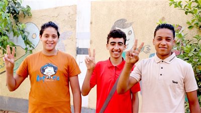 بالإبتسامة وعلامة النصر، توافد طلاب وطالبات الشهادة الإعدادية بالدقهلية على لجان الامتحان (صور)