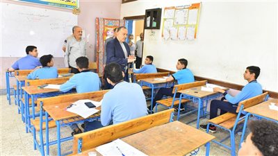 محافظ أسيوط يتابع امتحانات الشهادة الإعدادية في عدد من اللجان (صور) 