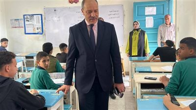 مدير تعليم الإسكندرية يتابع امتحانات الشهادة الإعدادية (صور)