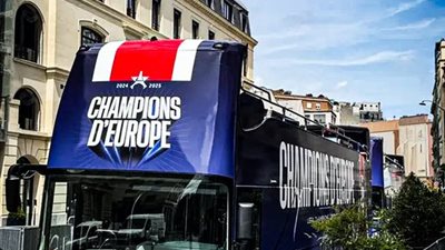 حافلة مكشوفة لنجوم سان جيرمان للاحتفال بدوري أبطال أوروبا في باريس