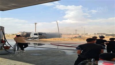 تفاصيل حريق سيارة وقود أمام محطة بنزين في العاشر من رمضان (فيديو وصور)