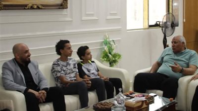 محافظ الوادي الجديد يبحث سبل رقمنة الخدمات الحكومية وتأهيل الكوادر الشبابية