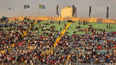 جماهير بيراميدز تملأ مدرجات ملعب 30 يونيو قبل مواجهة صن داونز (فيديو وصور)