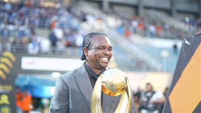 أسطورة نيجيريا كانو يحمل كأس دوري أبطال أفريقيا لملعب الدفاع الجوي (صور)